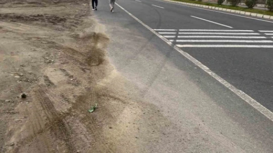 Lastiği patlayan araç devrildi
