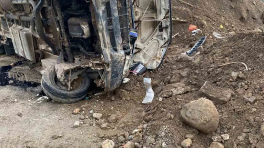 Lastiği patlayan araç devrildi