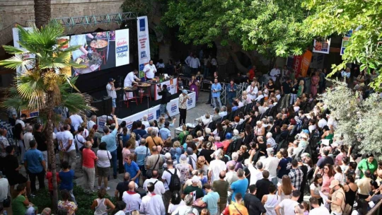 Lezzet, müzik, sanat ve eğlence Kuşadası sokaklarında buluştu