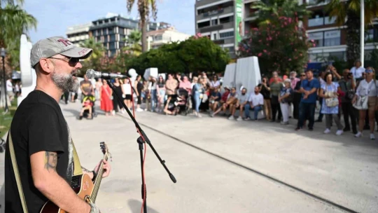 Lezzet, müzik, sanat ve eğlence Kuşadası sokaklarında buluştu