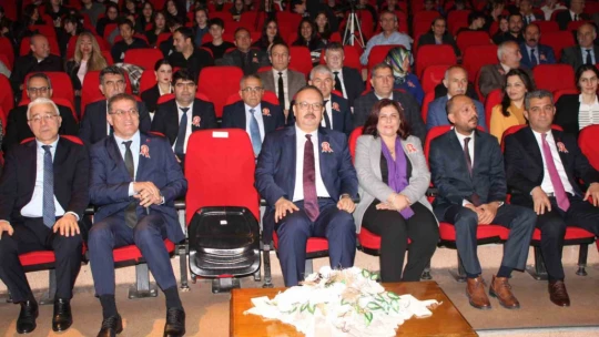 Lise öğrencilerinin 'Akif'in Dilinden' gösterisi ayakta alkışlandı