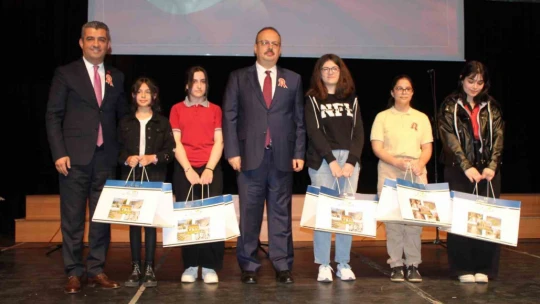 Lise öğrencilerinin 'Akif'in Dilinden' gösterisi ayakta alkışlandı