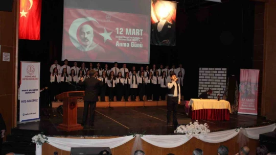 Lise öğrencilerinin 'Akif'in Dilinden' gösterisi ayakta alkışlandı