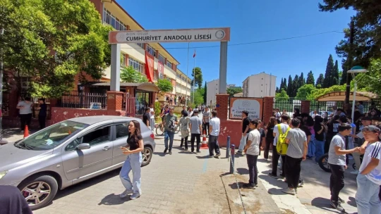 Lise önünde öğretmen ve kurye kavgası