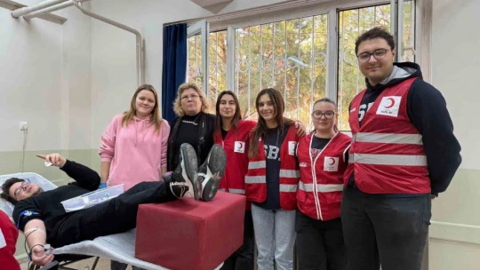 Liseli gençler kan bağışına dikkat çekti
