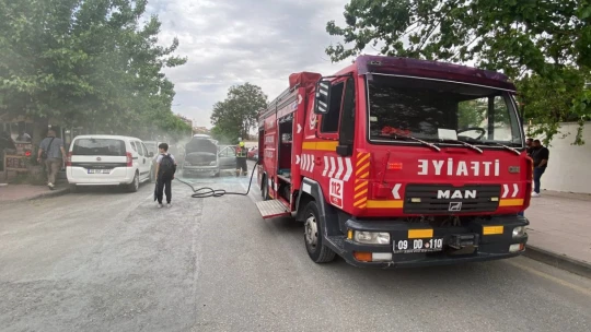 LPG'li otomobil alev aldı, itfaiyenin zamanında müdahalesi faciayı önledi