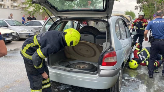 LPG'li otomobil alev aldı, itfaiyenin zamanında müdahalesi faciayı önledi
