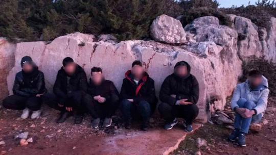 Makilik alan içerisine gizlenmiş düzensiz göçmenleri insansız hava aracı buldu
