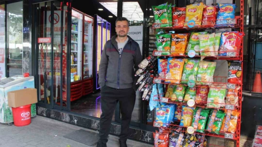 Marketten cips çalan köpek kameraya yakalandı