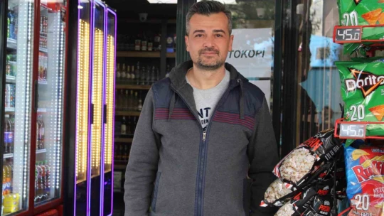 Marketten cips çalan köpek kameraya yakalandı