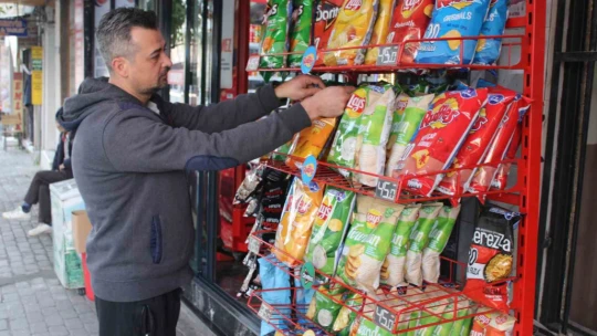 Marketten cips çalan köpek kameraya yakalandı