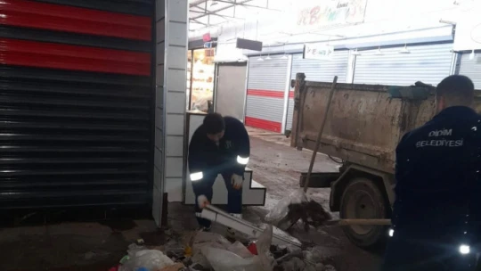 Mavişehir Halk Pazarı'nda temizlik çalışması yapıldı