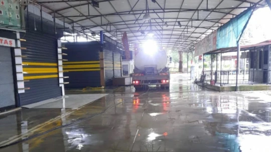 Mavişehir Halk Pazarı'nda temizlik çalışması yapıldı
