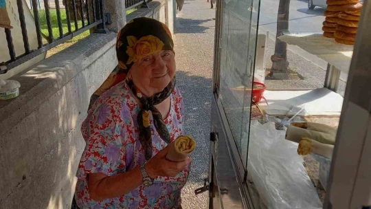 Mensure Teyze'nin çalışma azmi görenleri şaşırtıyor