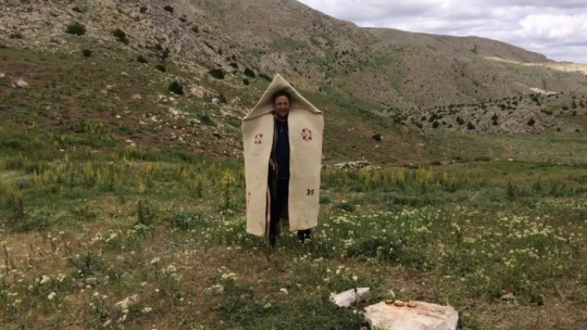 Mesaide müdür, tatilde çoban