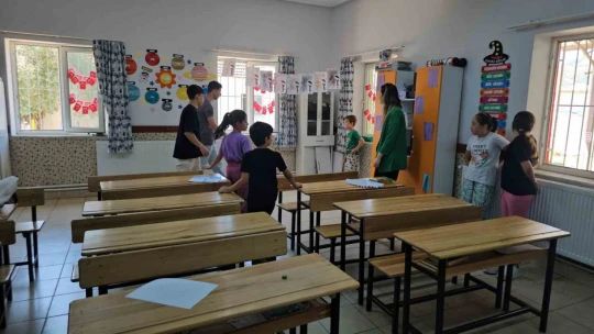 Meslek Lisesi öğrencilerinden köy okuluna destek