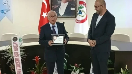 Meslekte 50. yıl onur plaketini oğlu Başkan Zencirci'nin elinden aldı