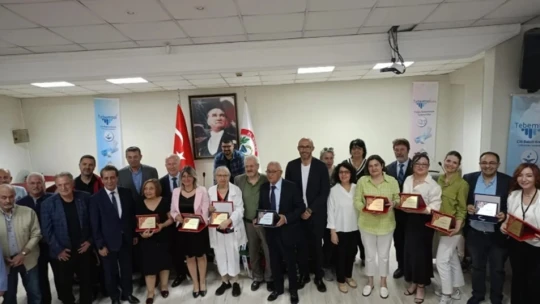Meslekte 50. yıl onur plaketini oğlu Başkan Zencirci'nin elinden aldı