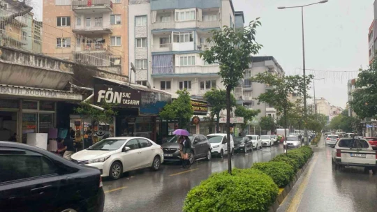 Meteorolojiden 'sarı kod' uyarısı sonrası Aydın'da yağmur etkili oldu