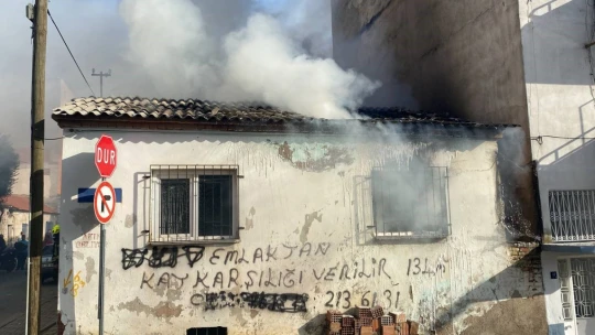 Metruk binada çıkan yangın mahalleyi sokağa döktü