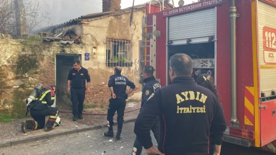 Metruk binada çıkan yangın mahalleyi sokağa döktü