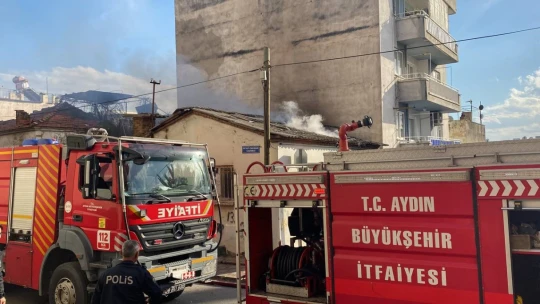 Metruk binada çıkan yangın mahalleyi sokağa döktü