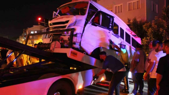 Minibüs ile otomobil çarpıştı: 11 yaralı