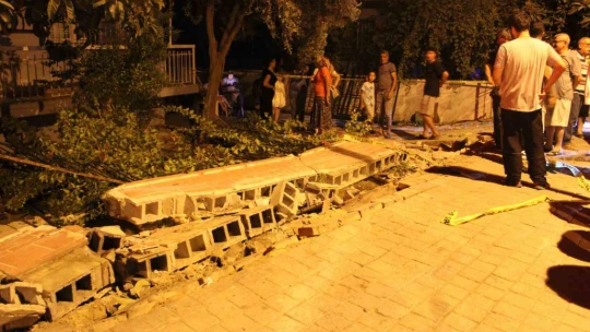 Minibüs ile otomobil çarpıştı: 11 yaralı