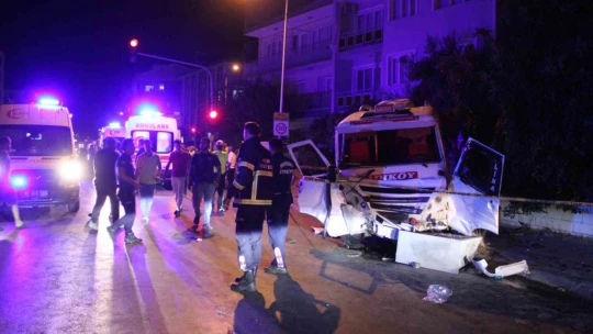 Minibüs ile otomobil çarpıştı: 11 yaralı