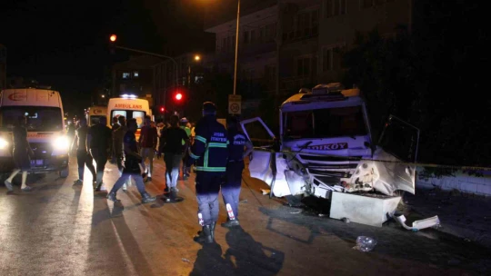 Minibüs ile otomobil çarpıştı: 11 yaralı