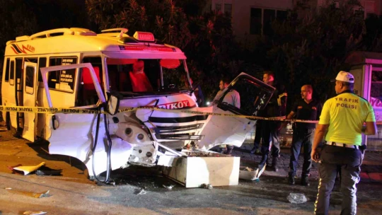 Minibüs ile otomobil çarpıştı: 11 yaralı