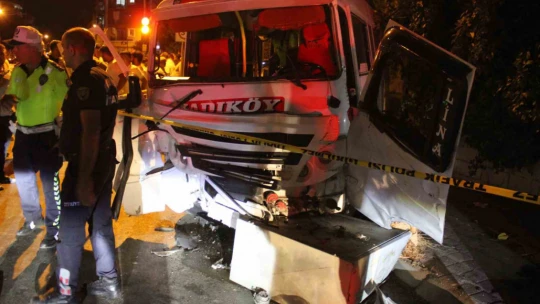 Minibüs ile otomobil çarpıştı: 11 yaralı