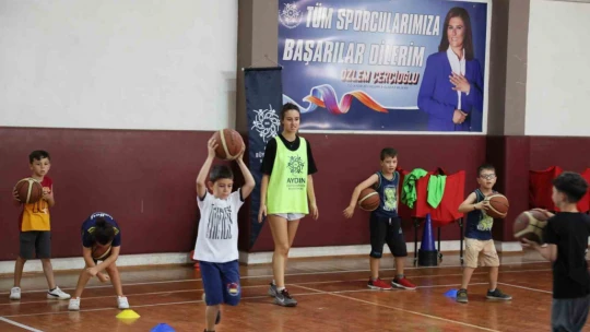 Minik basketbolcular Büyükşehir'in kurslarında yetişiyor