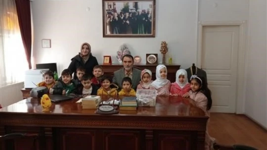 Minik öğrenciler kumbaralarını yardıma muhtaç çocuklar için bağışladı
