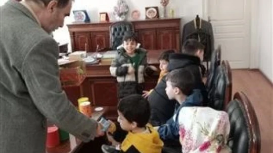 Minik öğrenciler kumbaralarını yardıma muhtaç çocuklar için bağışladı