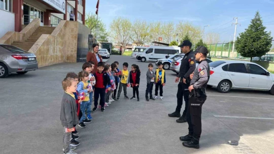 Minik öğrenciler polis haftasını kutladı