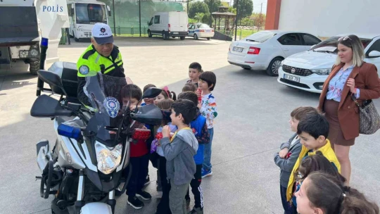 Minik öğrenciler polis haftasını kutladı