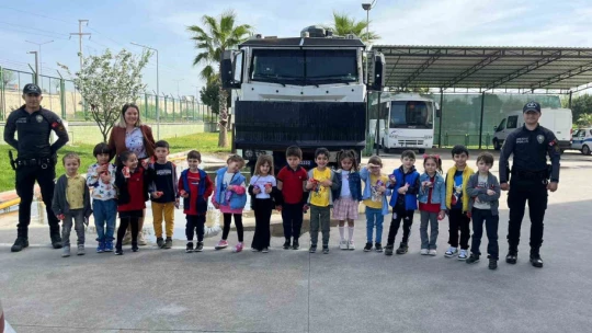 Minik öğrenciler polis haftasını kutladı