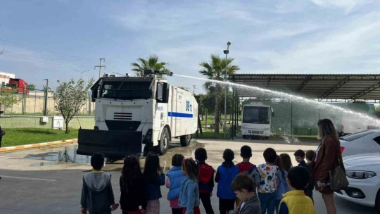 Minik öğrenciler polis haftasını kutladı