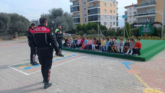 Minik öğrenciler trafik kurallarını eğlenerek öğrendi