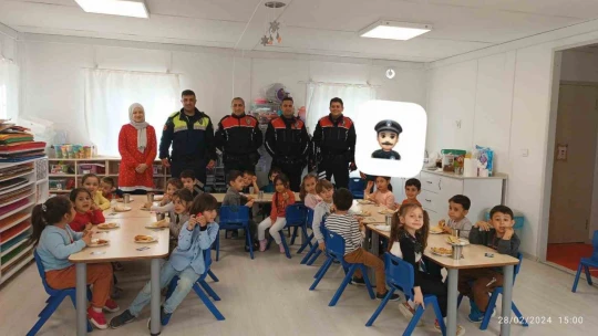 Minik öğrenciler trafik kurallarını eğlenerek öğrendi