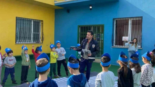 Minik öğrenciler trafik kurallarını eğlenerek öğrendi