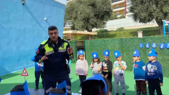 Minik öğrenciler trafik kurallarını eğlenerek öğrendi