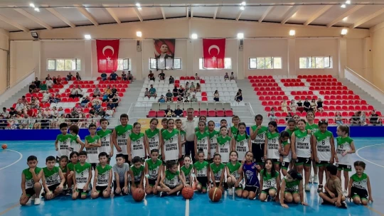 Minikler basketbol turnuvasında ter döktü