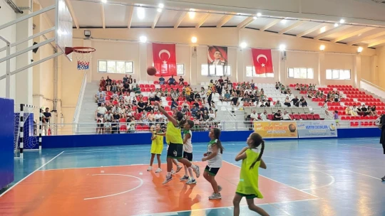 Minikler basketbol turnuvasında ter döktü