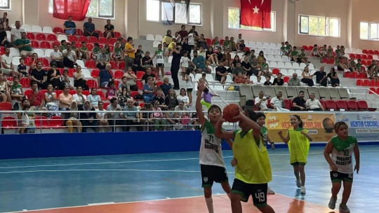 Minikler basketbol turnuvasında ter döktü