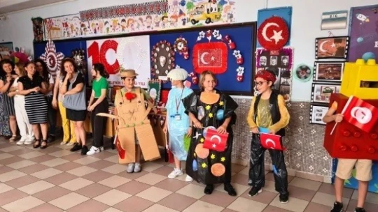 Minikler, çevrenin önemine hazırladıkları defile ile dikkat çekti