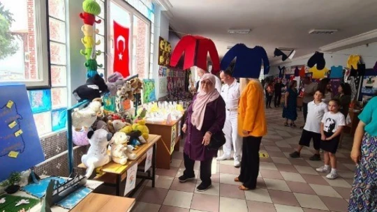 Minikler, çevrenin önemine hazırladıkları defile ile dikkat çekti