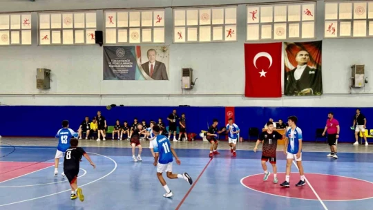 Minikler Hentbol Türkiye Şampiyonası Aydın'da başladı