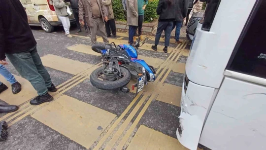 Motosiklet halk otobüsü ile çarpıştı: 1 yaralı